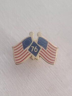 United States Bicentennial 1976 American Flags Vintage USA Patriotic Lapel Pin